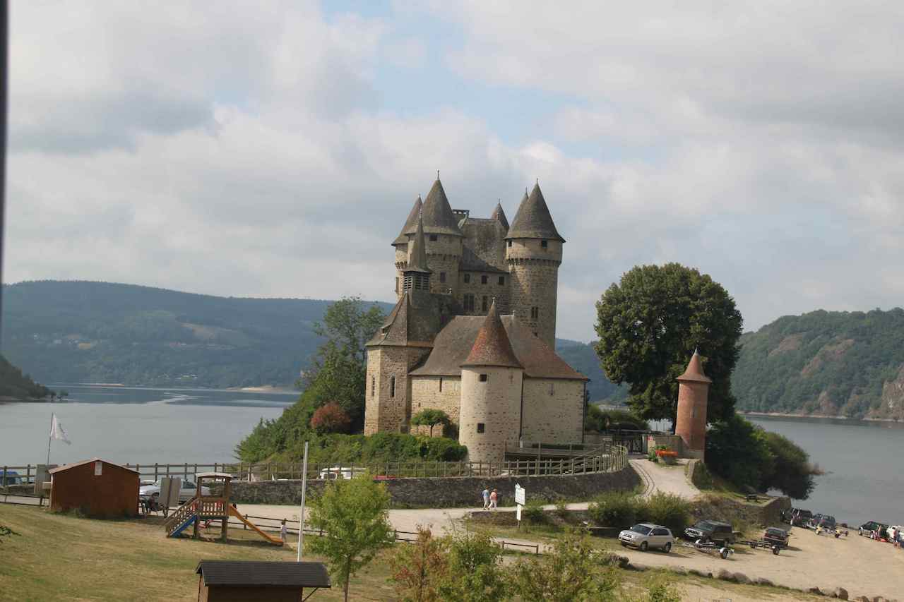 Le Château de Val porte du Cantal