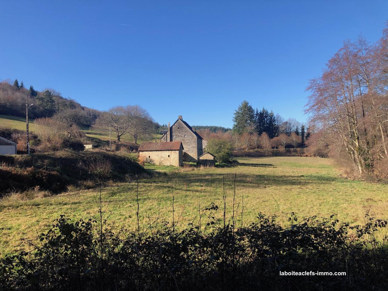 ancienne école et 1 ha de jardin...
